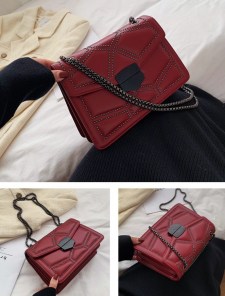 Сумка на плече с маленькими заклепками фото